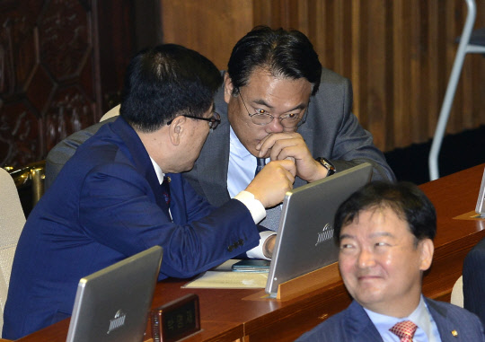 정진석 새누리당 원내대표(오른쪽)가 20일 오전 국회에서 열린 본회의에서 김광림 정책위의장과 대화를 나누고 있다. 김민수기자 ultrartist@